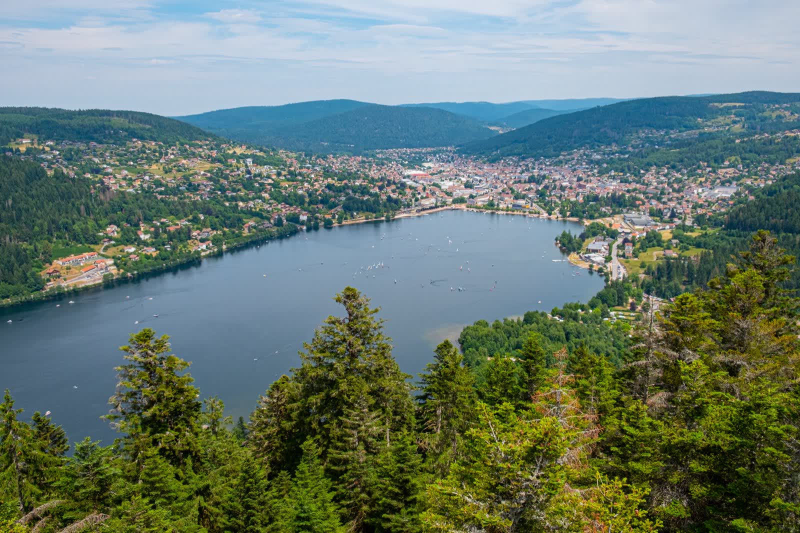 Vue aérienne du lac de Gérardmer, dans les Vosges